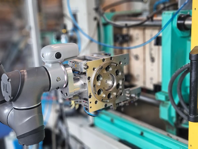 Ansicht eines kollaborierenden Roboterarms mit komplexem Greifer