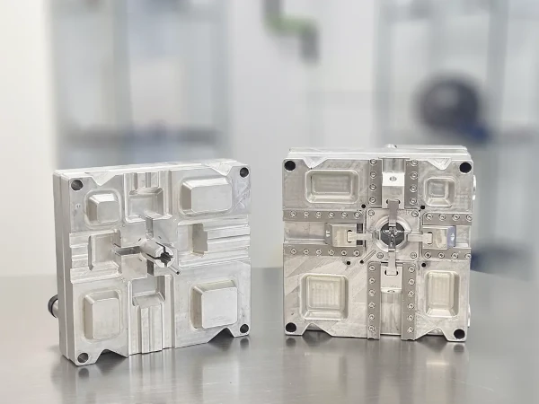 Zwei Werkzeughälften die ein Prototypenwerkzeug für den Kunststoff Spritzguss zeigen
